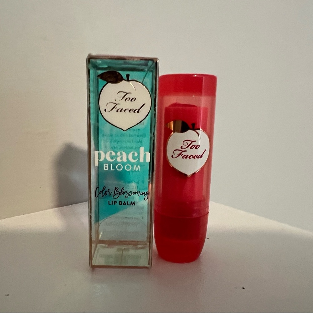 Too Faced
Peach bloom Color Blossoming Lip Balm
Shade; RASPBERRY FLUSH